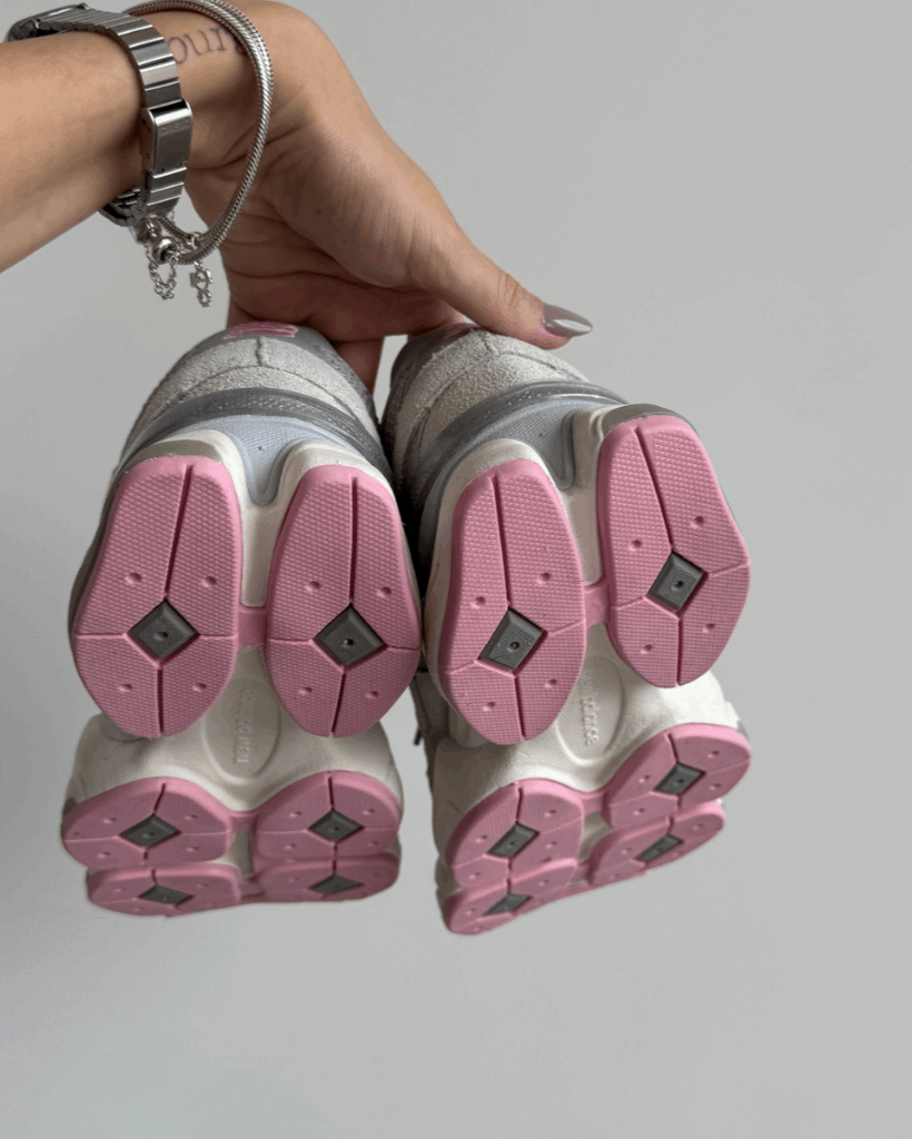 Tênis NB 9060 cinza feminino em camurça com solado anatômico rosa