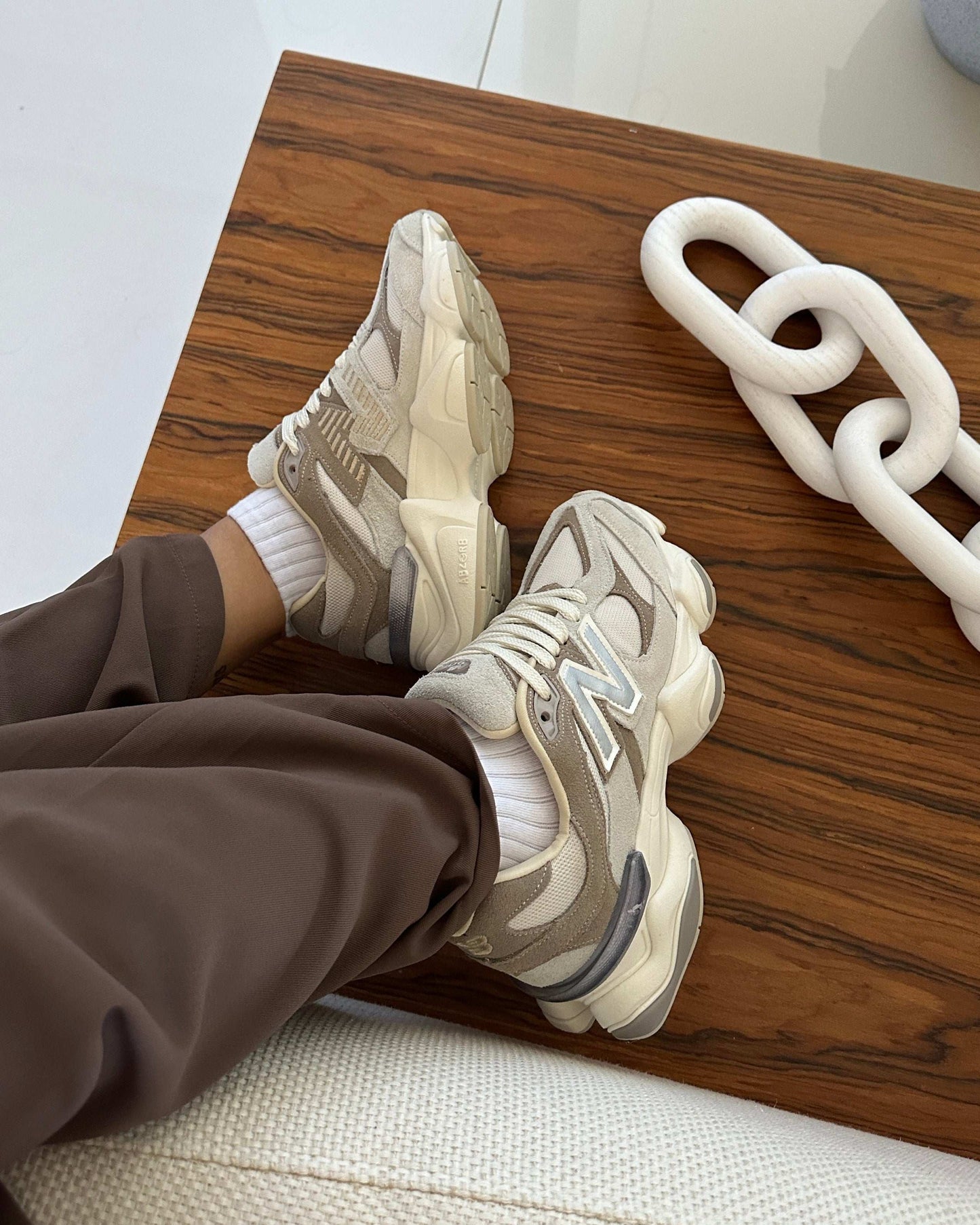 Tênis NB 9060 Nude Feminino em Camurça