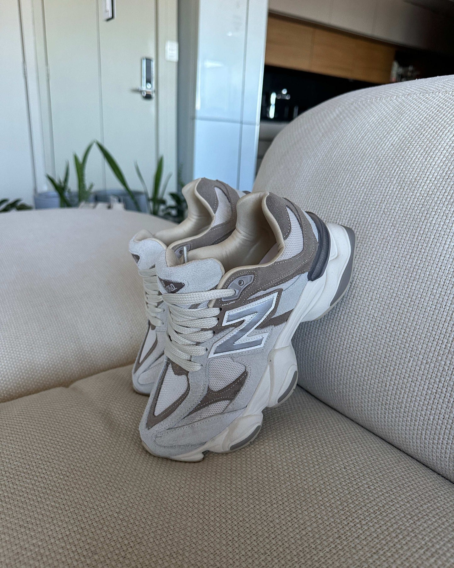 Tênis NB 9060 Nude Feminino em Camurça