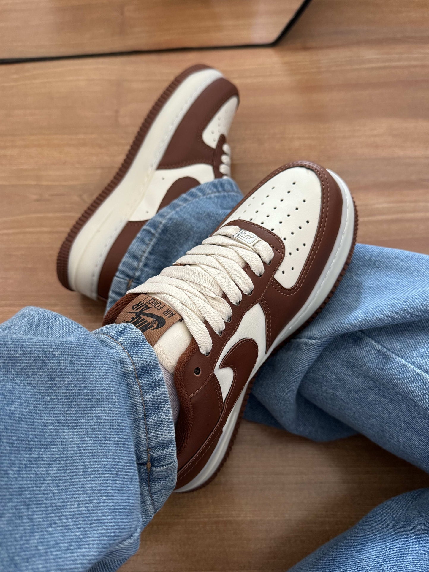 Tênis Air Force marrom feminino com detalhe off-white e sola em borracha