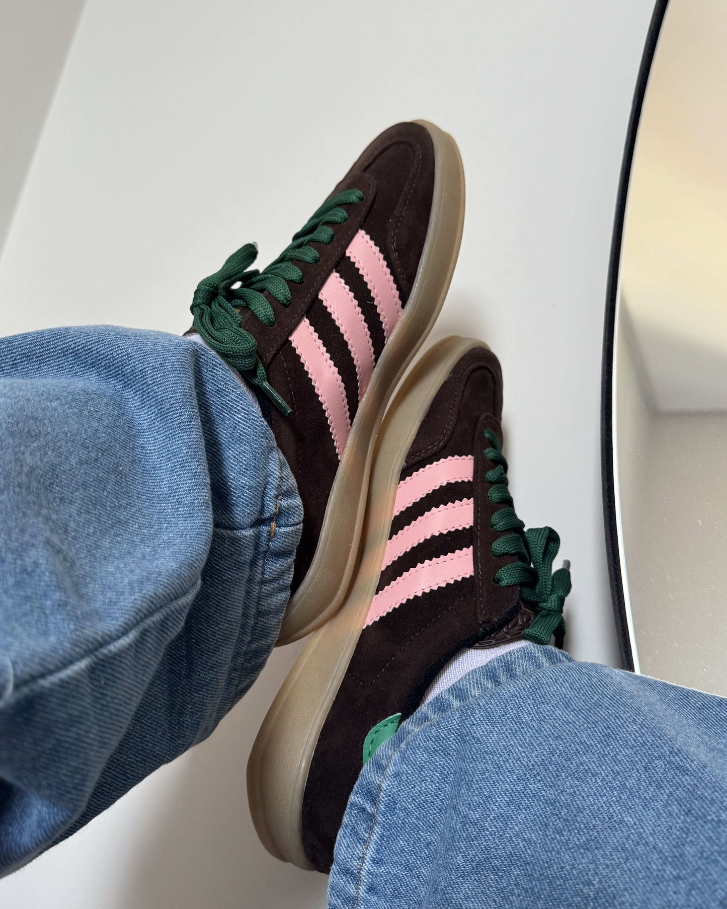 Tênis Gazelle Marrom com Rosa Feminino Retrô