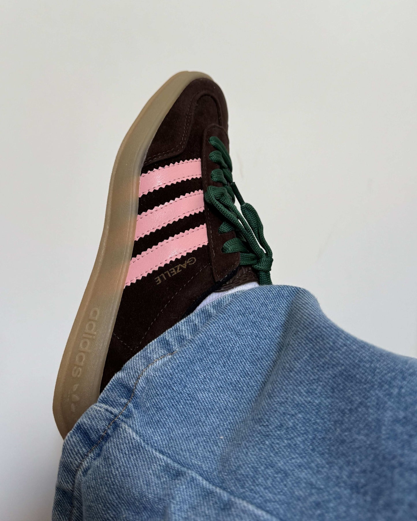 Tênis Gazelle Marrom com Rosa Feminino Retrô