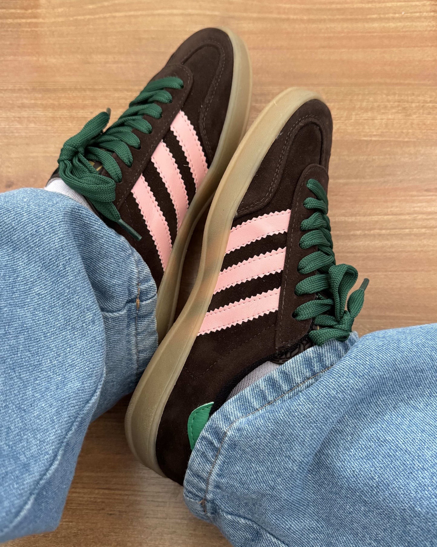 Tênis Gazelle Marrom com Rosa Feminino Retrô