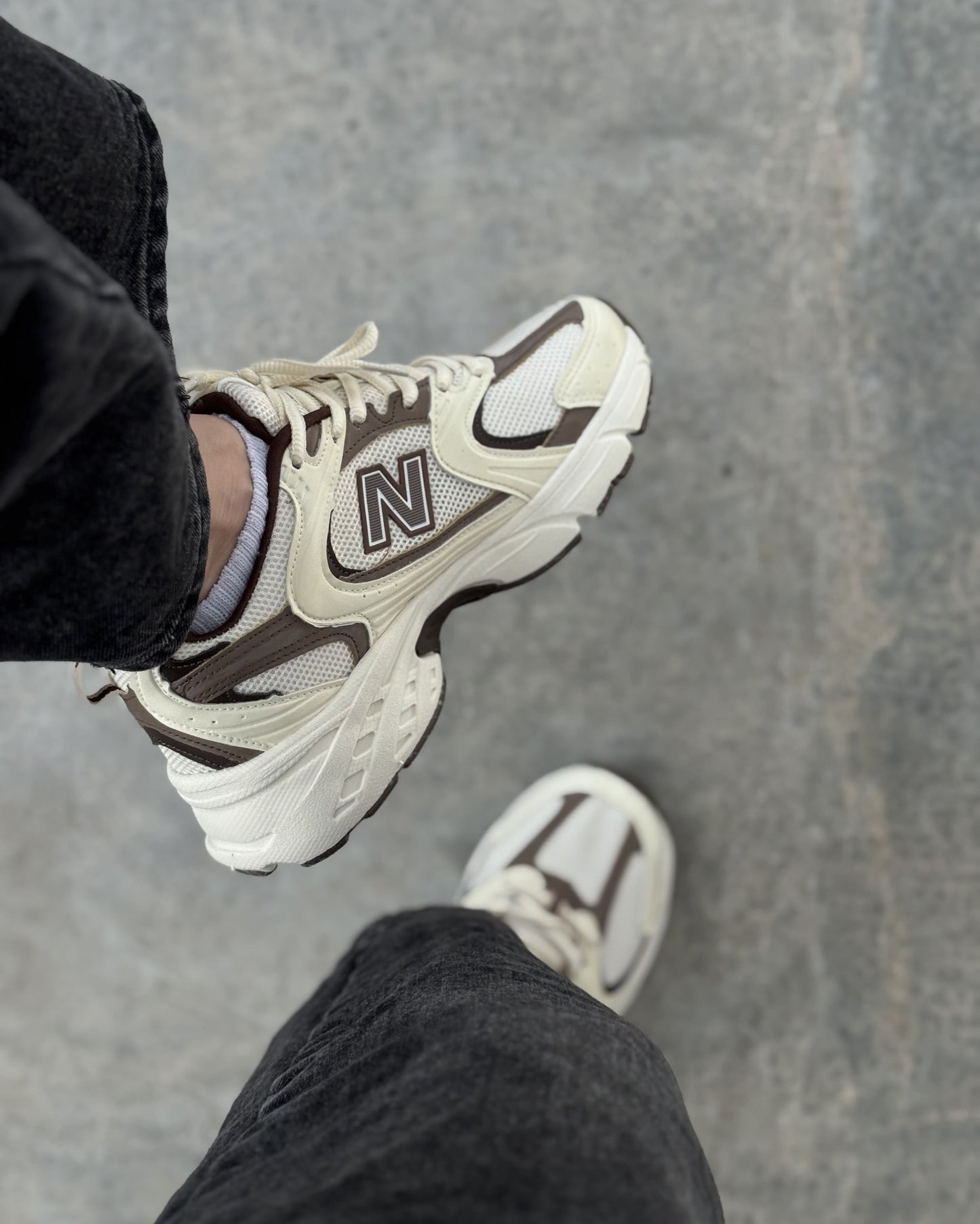 Tênis NB 530 Off White Com Marrom