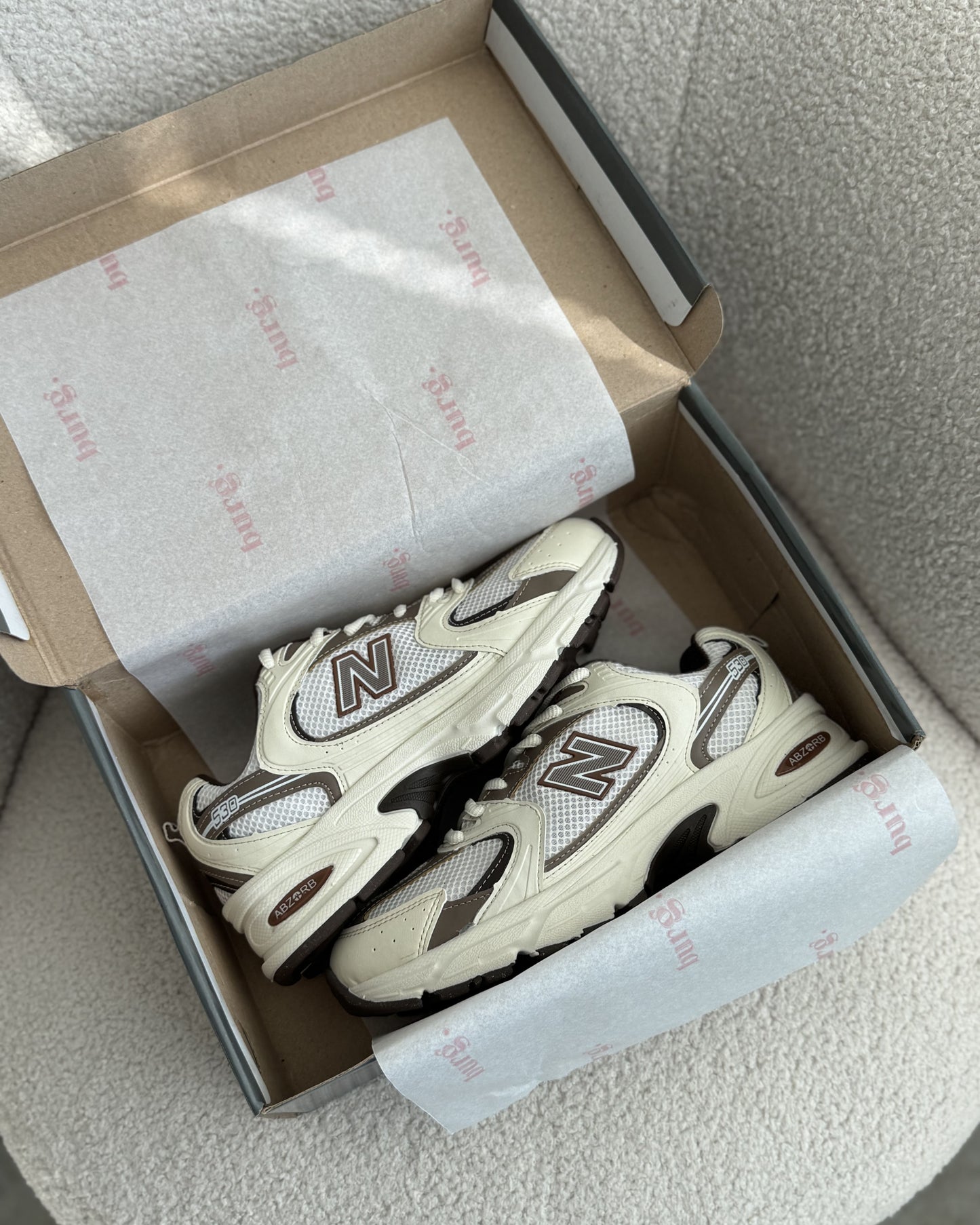 Tênis NB 530 Off White Com Marrom