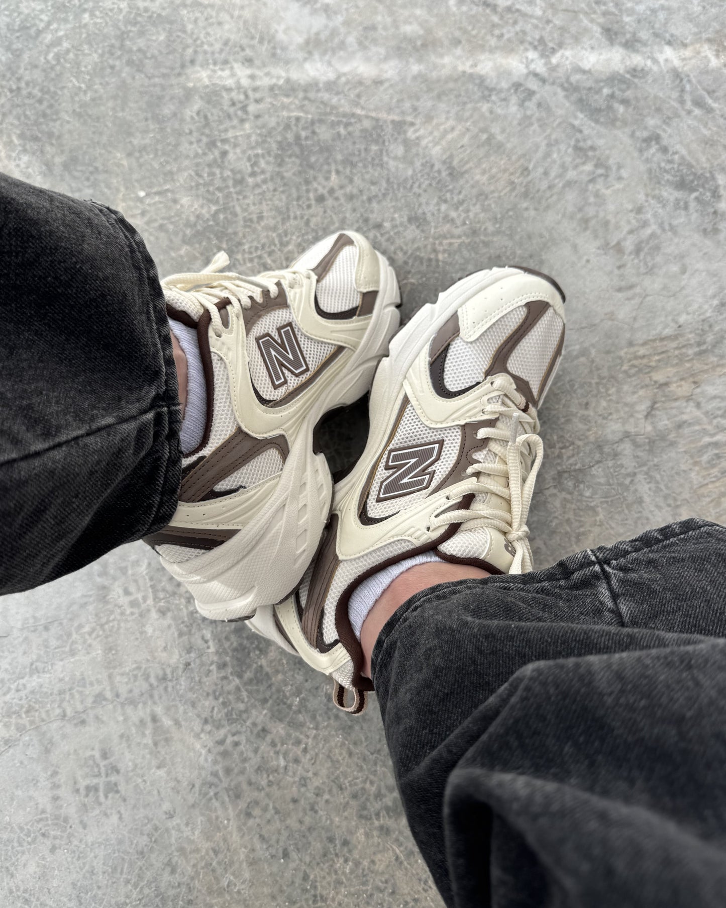 Tênis NB 530 Off White Com Marrom