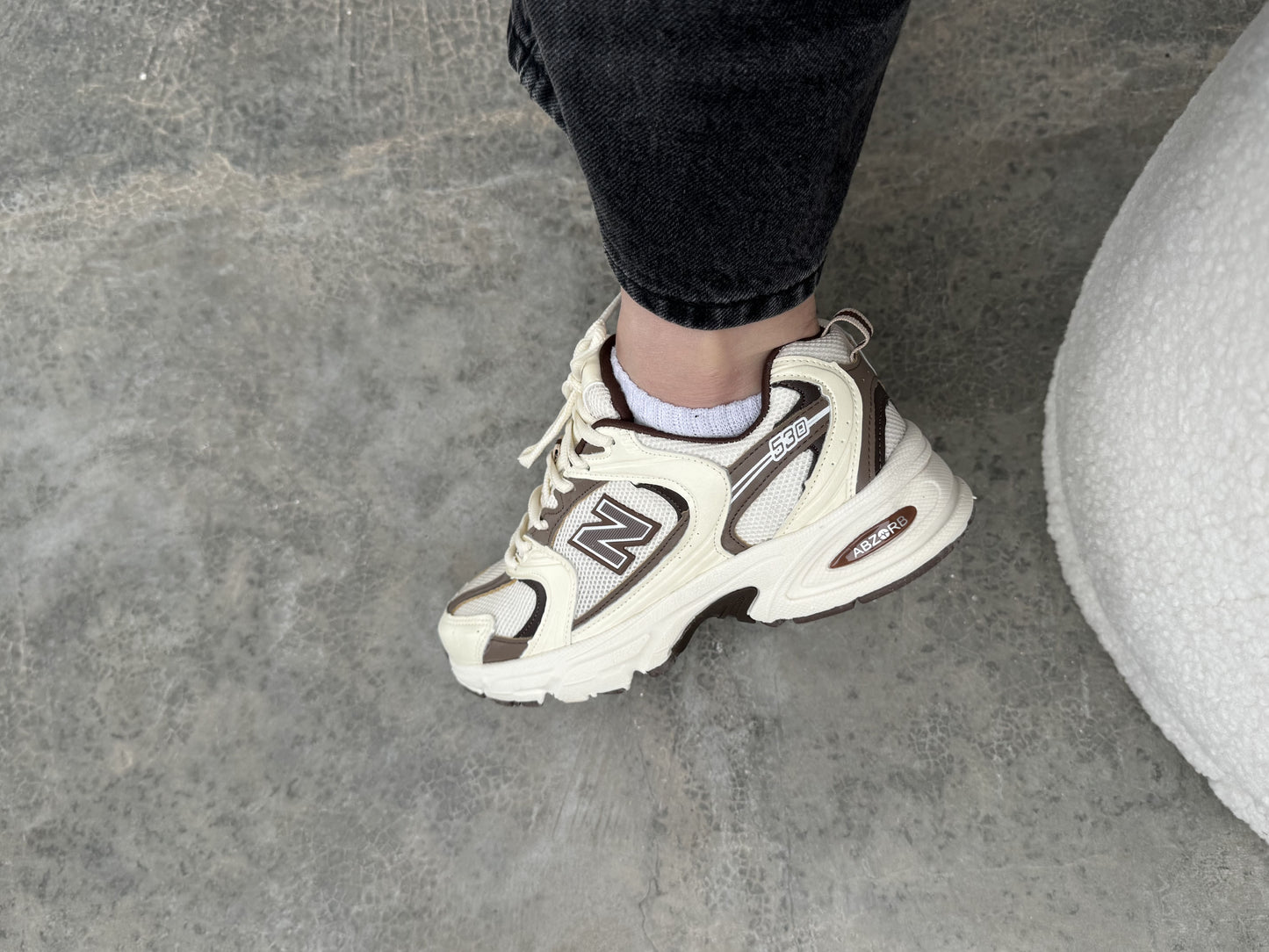 Tênis NB 530 Off White Com Marrom