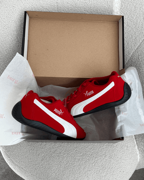 Tênis Speed Cat vermelho feminino em suede com detalhe off-white e logo dourado