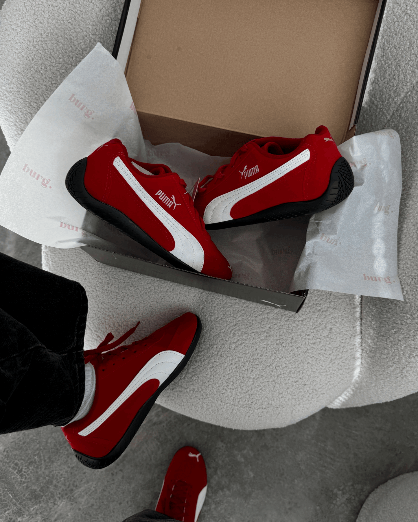 Tênis Speed Cat vermelho feminino em suede com detalhe off-white e logo dourado