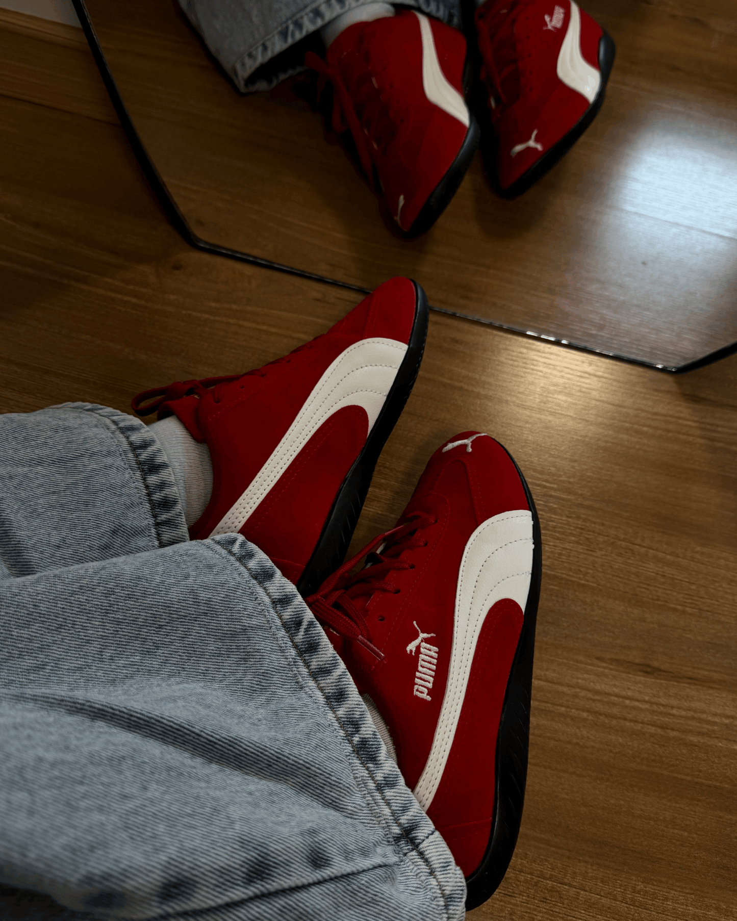Tênis Speed Cat vermelho feminino em suede com detalhe off-white e logo dourado