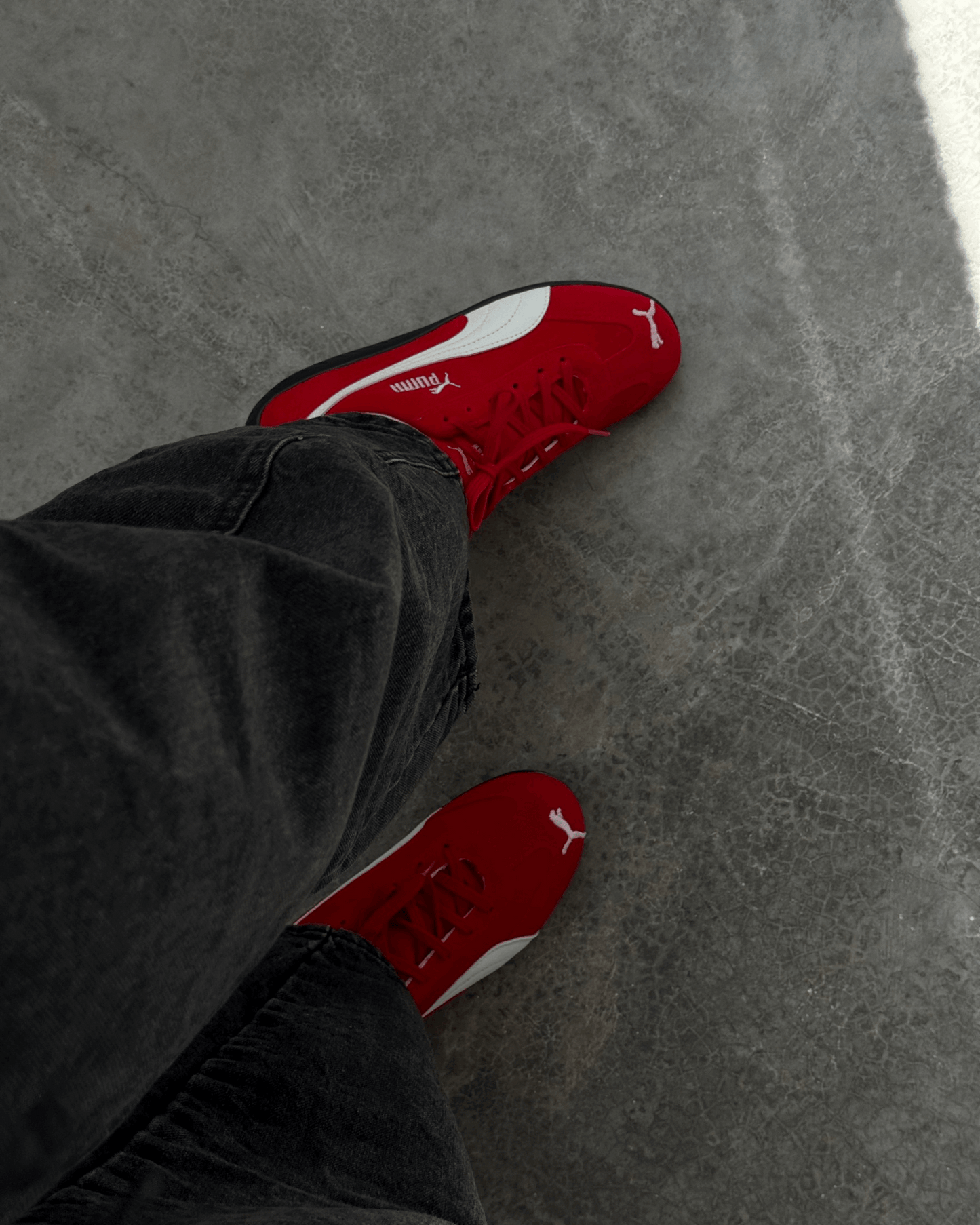 Tênis Speed Cat vermelho feminino em suede com detalhe off-white e logo dourado