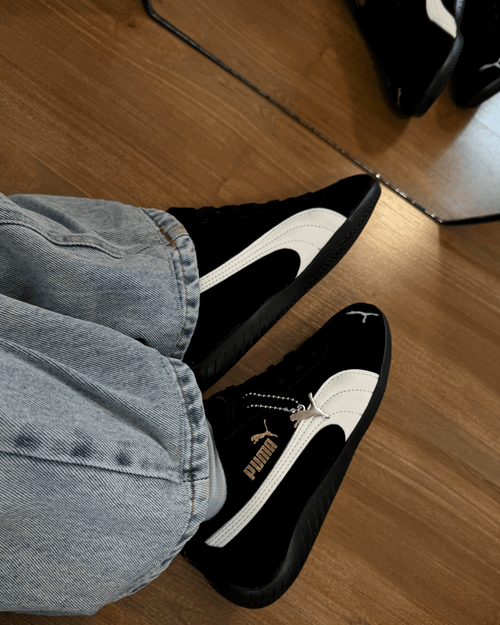 Tênis Speed Cat preto feminino em suede com detalhe off-white e logo dourado