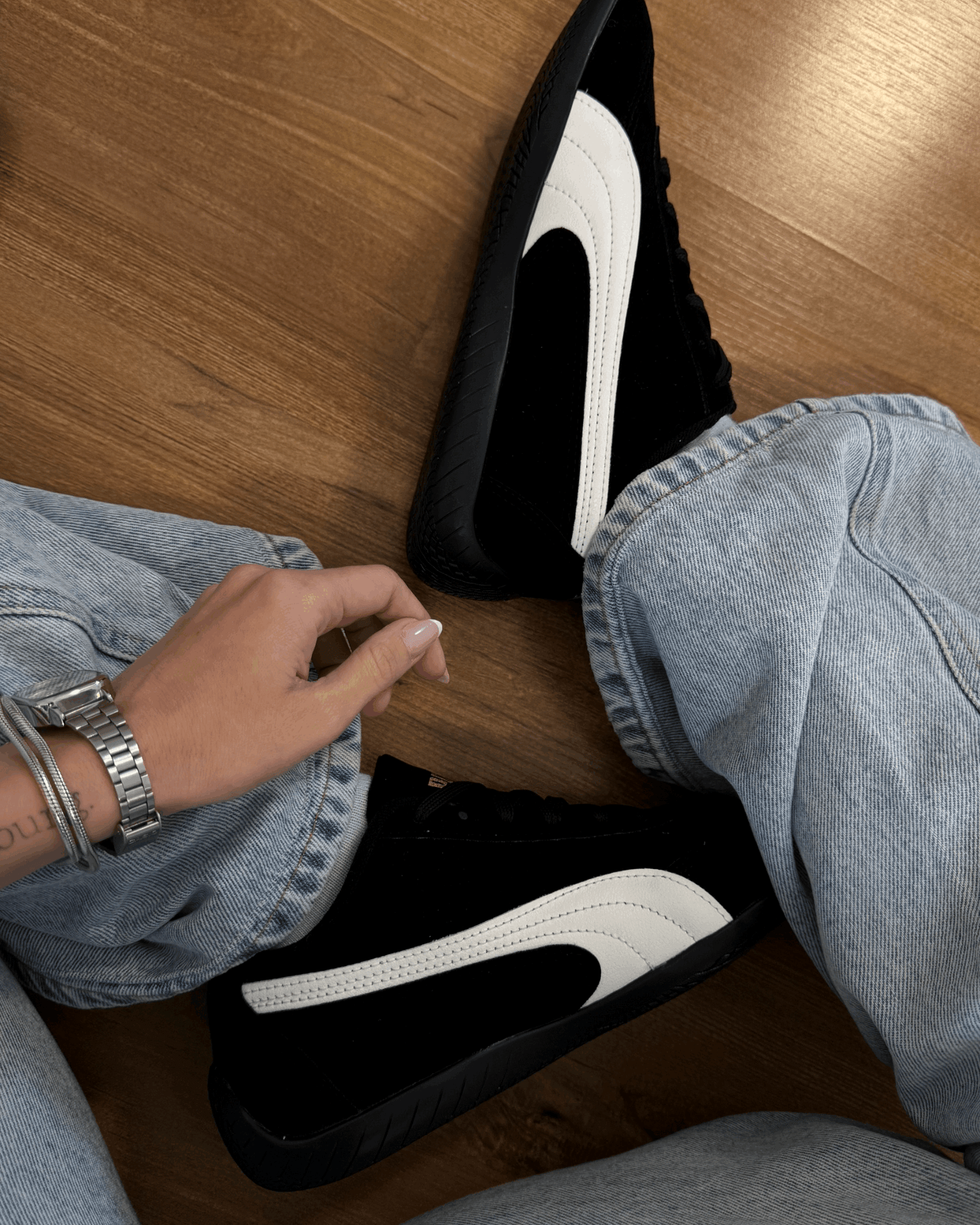 Tênis Speed Cat preto feminino em suede com detalhe off-white e logo dourado