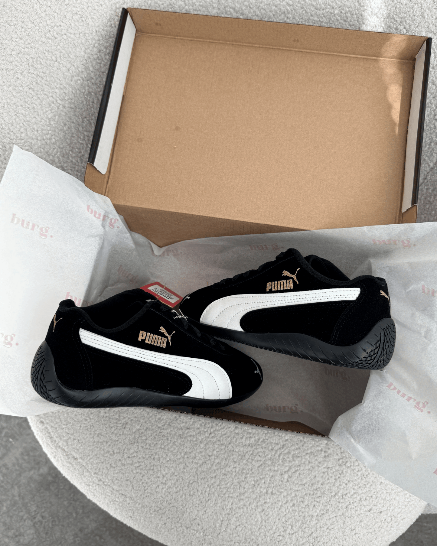 Tênis Speed Cat preto feminino em suede com detalhe off-white e logo dourado