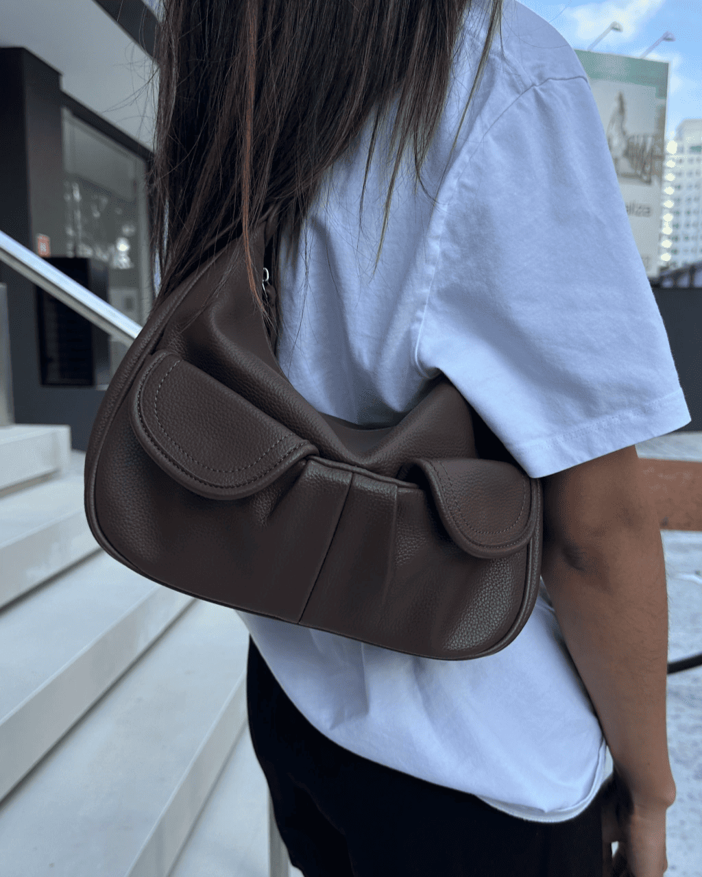 Bolsa Antonella Feminina em Couro Sintético com Duas Alças – Cores Preto e Marrom