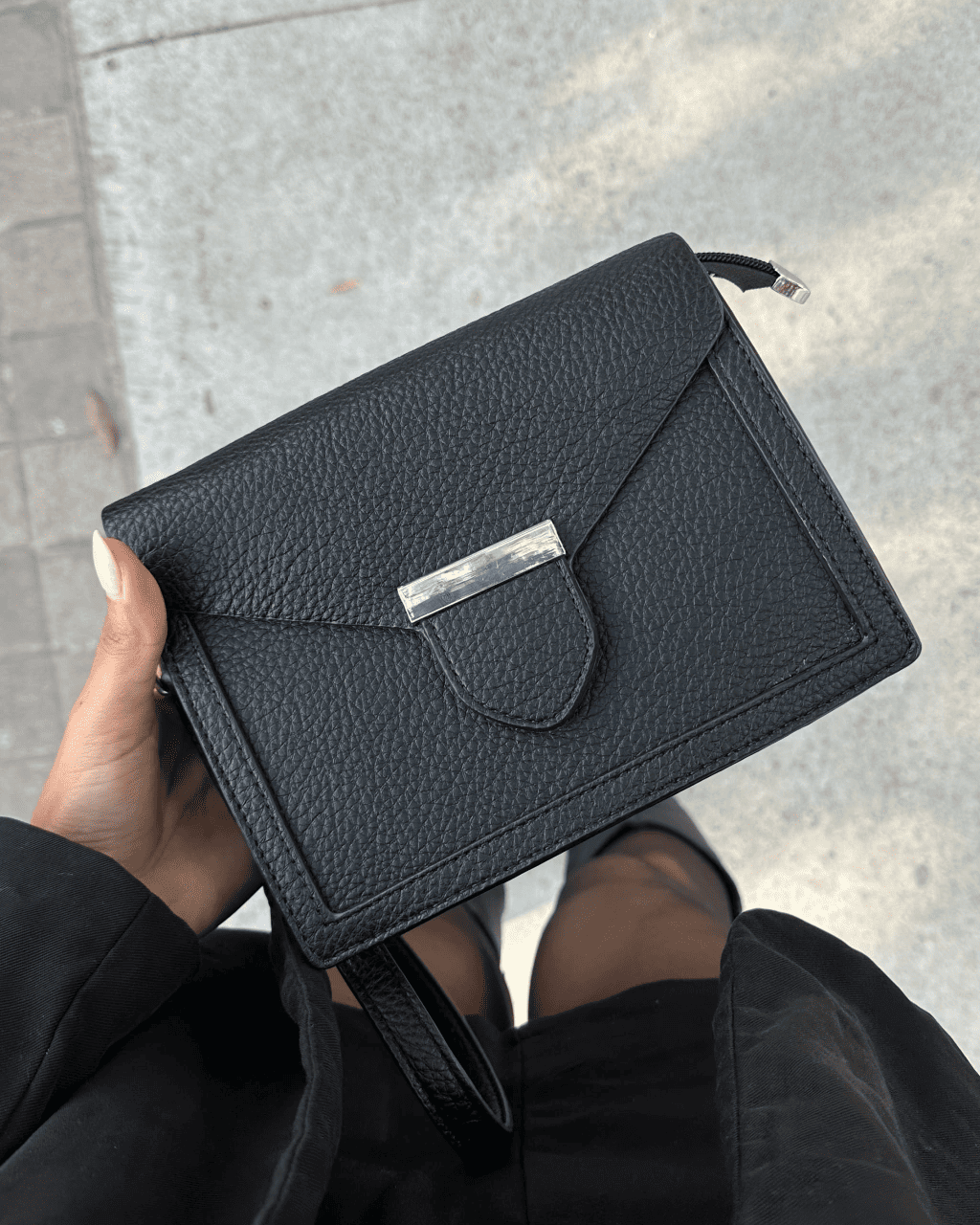 Bolsa Charlotte Preta Feminina com Alça Regulável em Couro Sintético