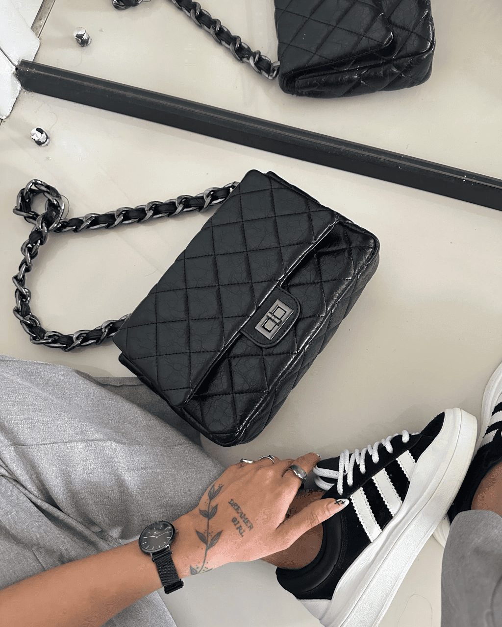 Bolsa Safira Preta com Alça de Corrente