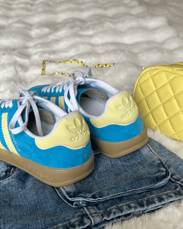 Tênis Gazelle Indoor azul com detalhes amarelo manteiga e solado caramelo