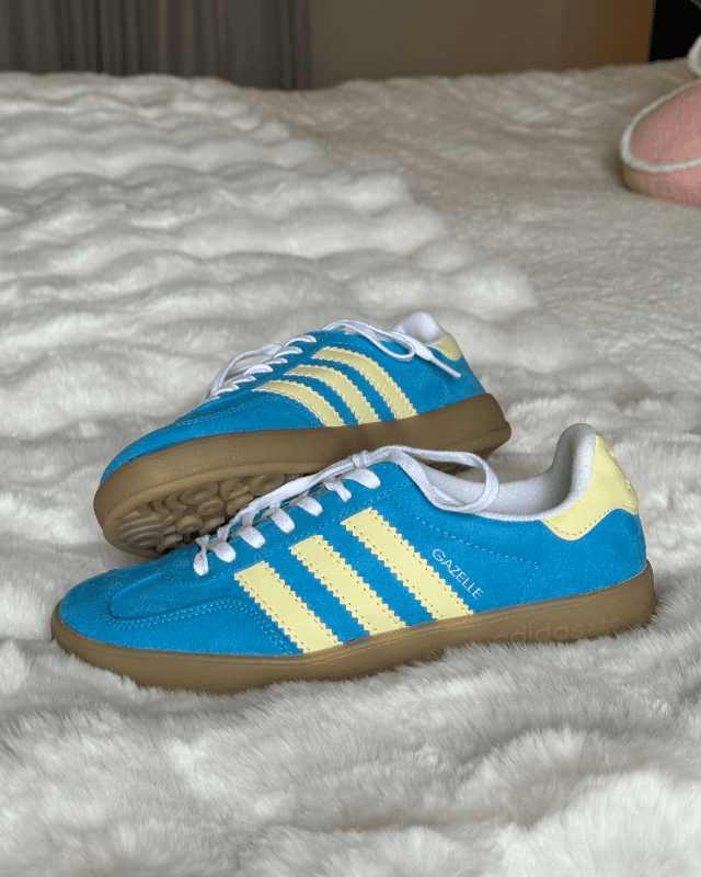 Tênis Gazelle Indoor azul com detalhes amarelo manteiga e solado caramelo