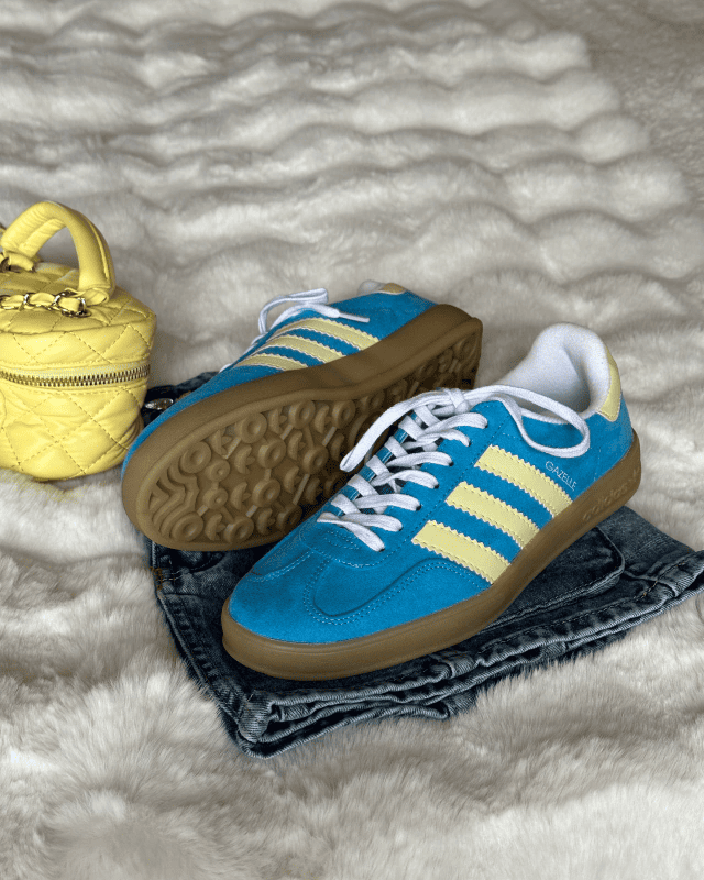 Tênis Gazelle Indoor azul com detalhes amarelo manteiga e solado caramelo