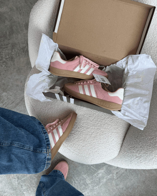 Tênis Gazelle Indoor rosa baby com solado caramelo e detalhes brancos