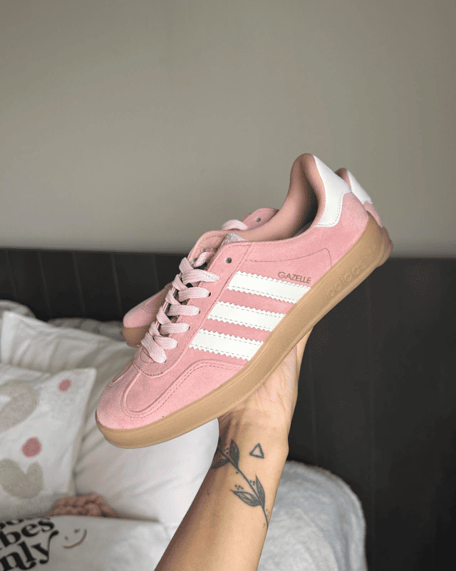 Tênis Gazelle Indoor rosa baby com solado caramelo e detalhes brancos
