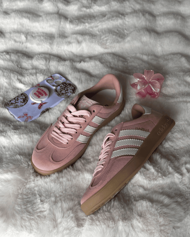 Tênis Gazelle Indoor rosa baby com solado caramelo e detalhes brancos