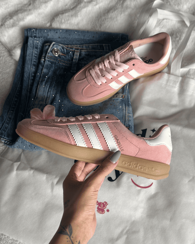 Tênis Gazelle Indoor rosa baby com solado caramelo e detalhes brancos