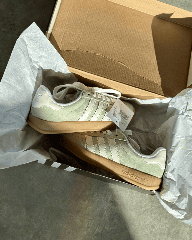 Tênis Gazelle Indoor Verde Menta Feminino com cabedal em camurça e solado caramelo
