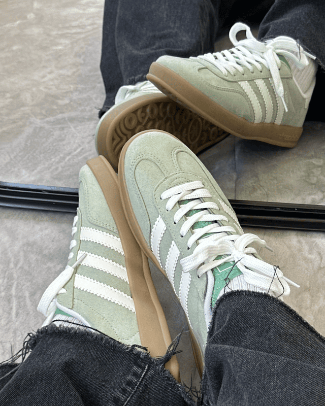 Tênis Gazelle Indoor Verde Menta Feminino com cabedal em camurça e solado caramelo
