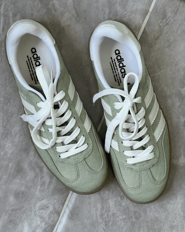 Tênis Gazelle Indoor Verde Menta Feminino com cabedal em camurça e solado caramelo