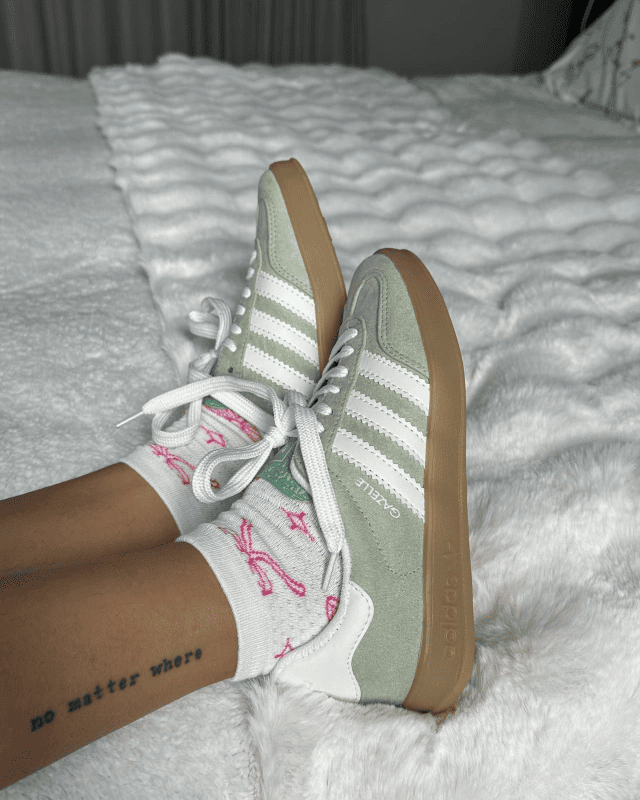 Tênis Gazelle Indoor Verde Menta Feminino com cabedal em camurça e solado caramelo