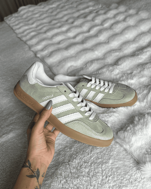 Tênis Gazelle Indoor Verde Menta Feminino com cabedal em camurça e solado caramelo