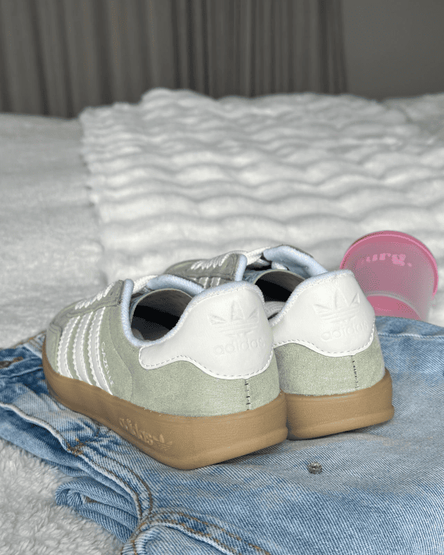 Tênis Gazelle Indoor Verde Menta Feminino com cabedal em camurça e solado caramelo