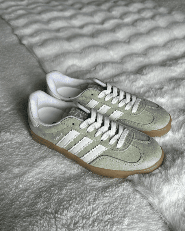 Tênis Gazelle Indoor Verde Menta Feminino com cabedal em camurça e solado caramelo