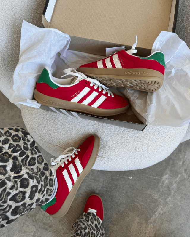 Tênis Gazelle Indoor vermelho com listras brancas e detalhe verde no calcanhar
