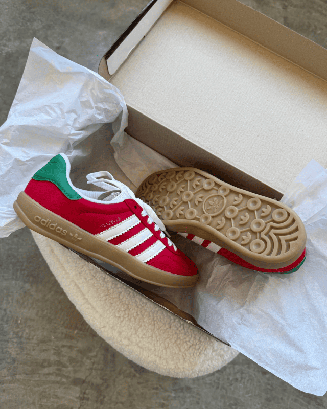 Tênis Gazelle Indoor vermelho com listras brancas e detalhe verde no calcanhar