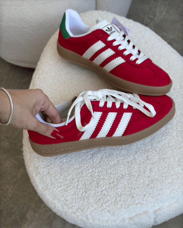 Tênis Gazelle Indoor vermelho com listras brancas e detalhe verde no calcanhar