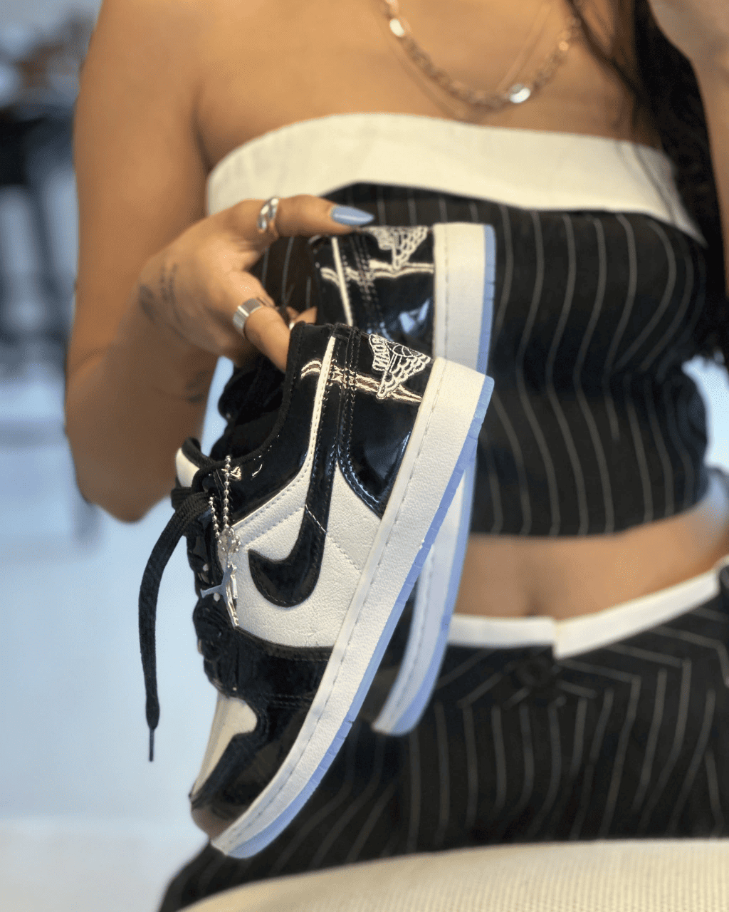 Tênis Jordan Low Preto Verniz Feminino Casual com Solado Ice Azul