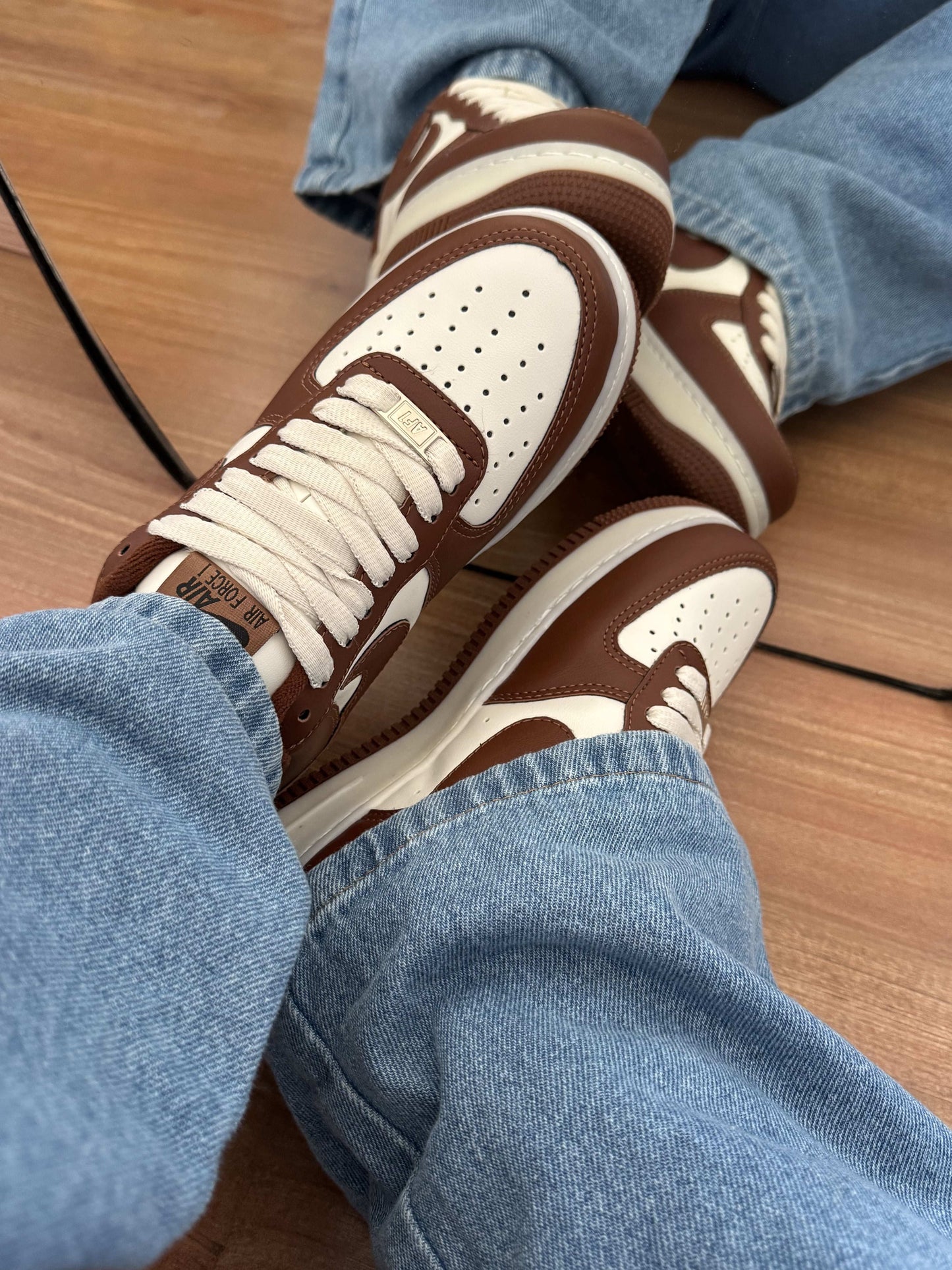 Tênis Air Force marrom feminino com detalhe off-white e sola em borracha