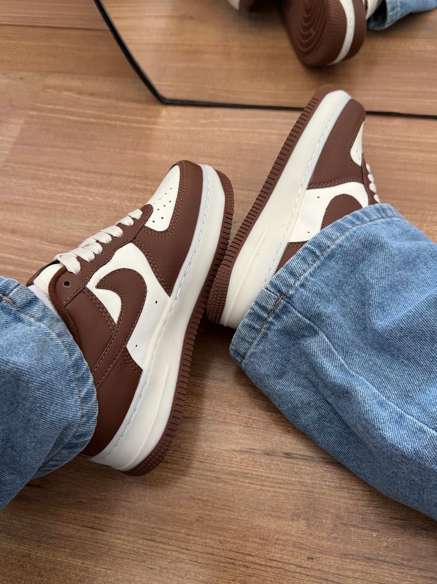 Tênis Air Force marrom feminino com detalhe off-white e sola em borracha