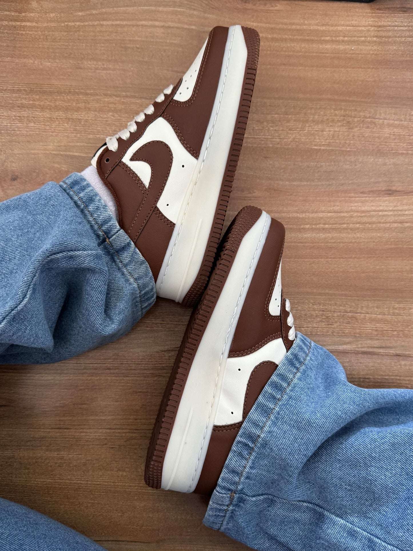 Tênis Air Force marrom feminino com detalhe off-white e sola em borracha