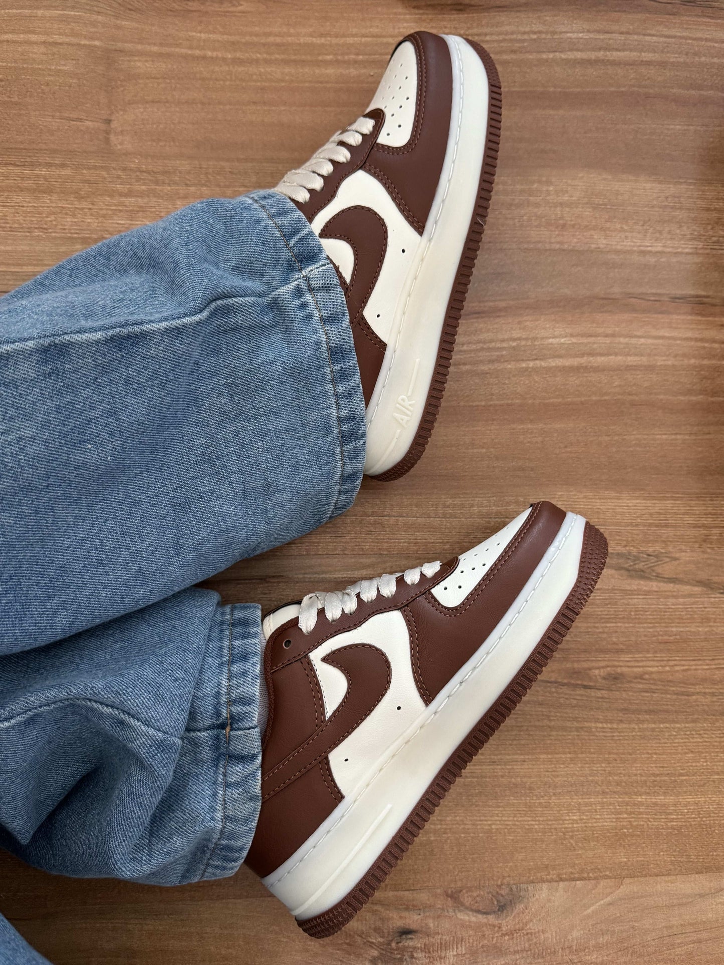 Tênis Air Force marrom feminino com detalhe off-white e sola em borracha