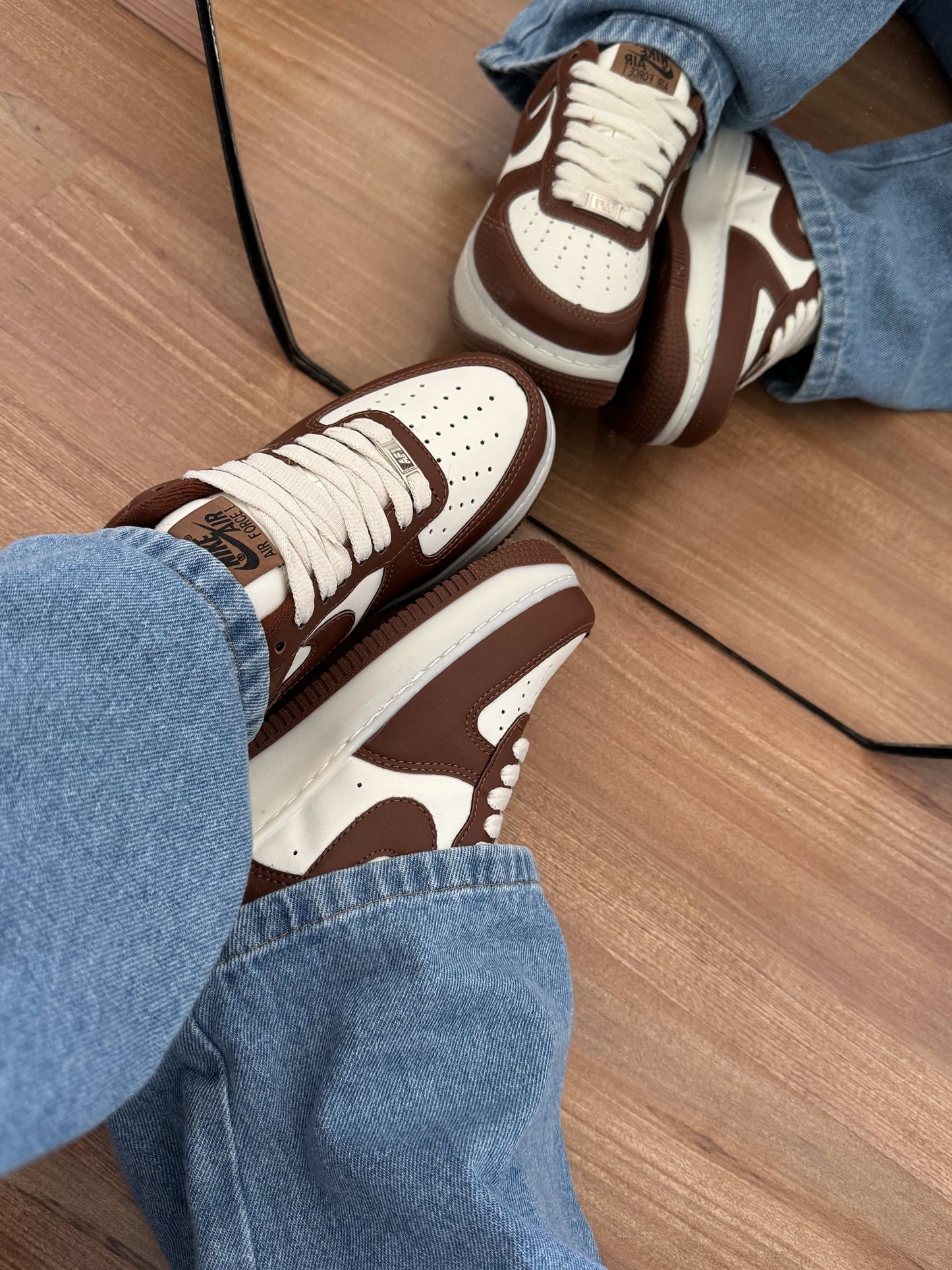 Tênis Air Force marrom feminino com detalhe off-white e sola em borracha