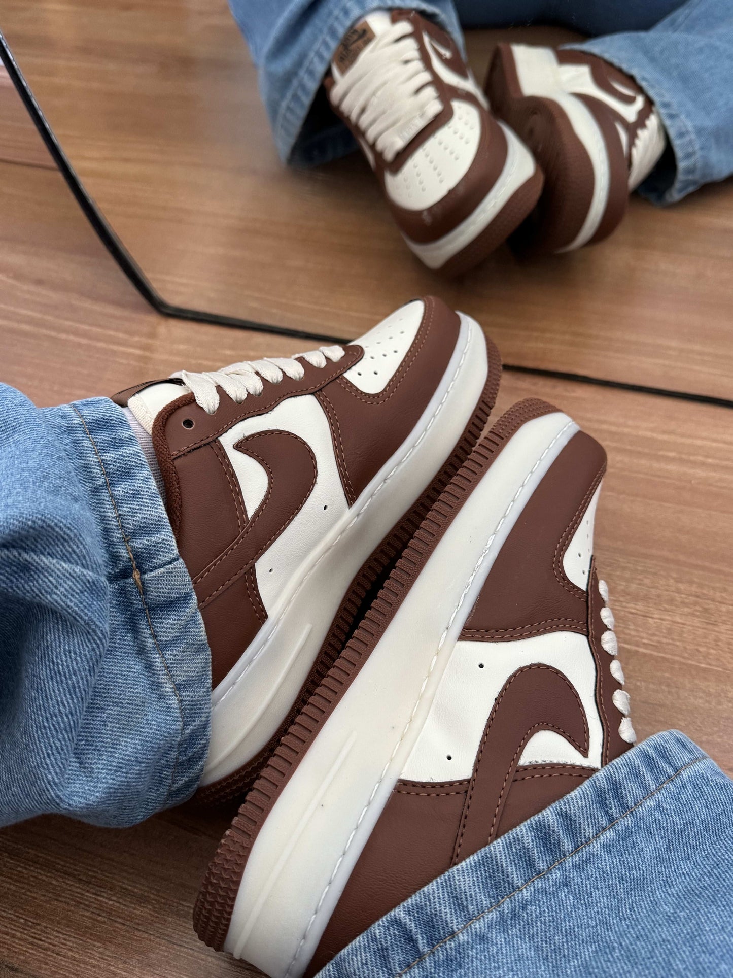 Tênis Air Force marrom feminino com detalhe off-white e sola em borracha