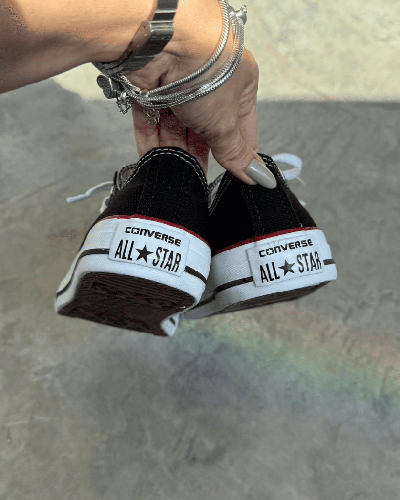Tênis All Star preto feminino cano baixo com solado branco e detalhes retrô