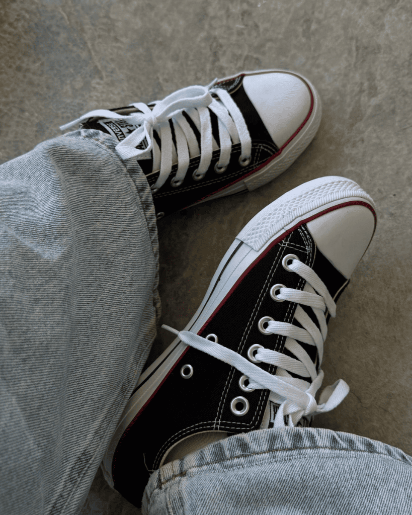 Tênis All Star preto feminino cano baixo com solado branco e detalhes retrô