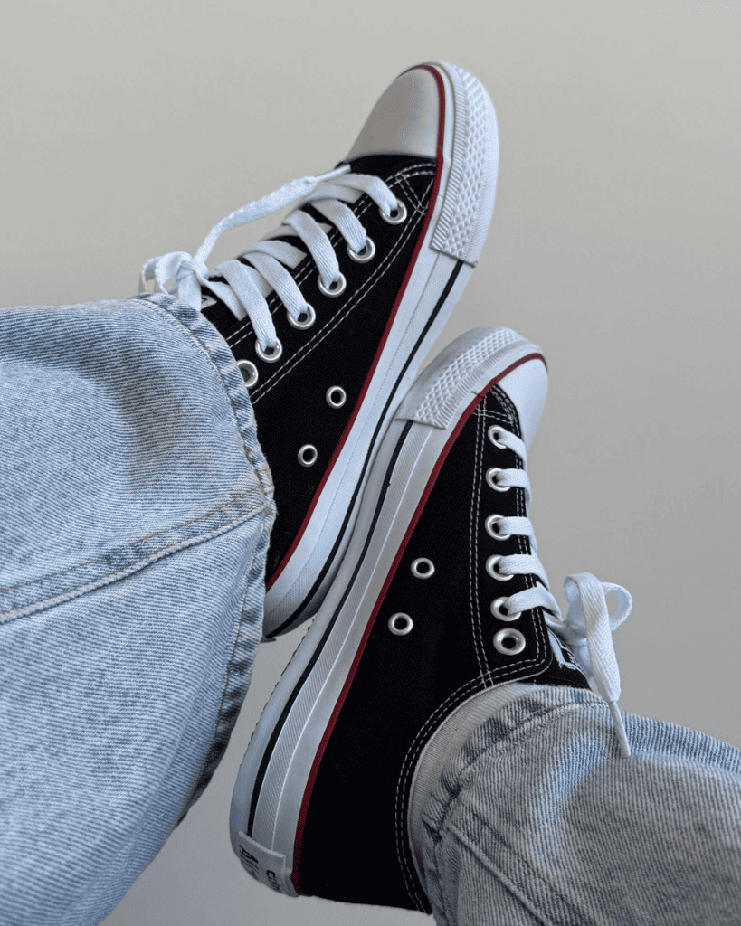 Tênis All Star preto feminino cano baixo com solado branco e detalhes retrô