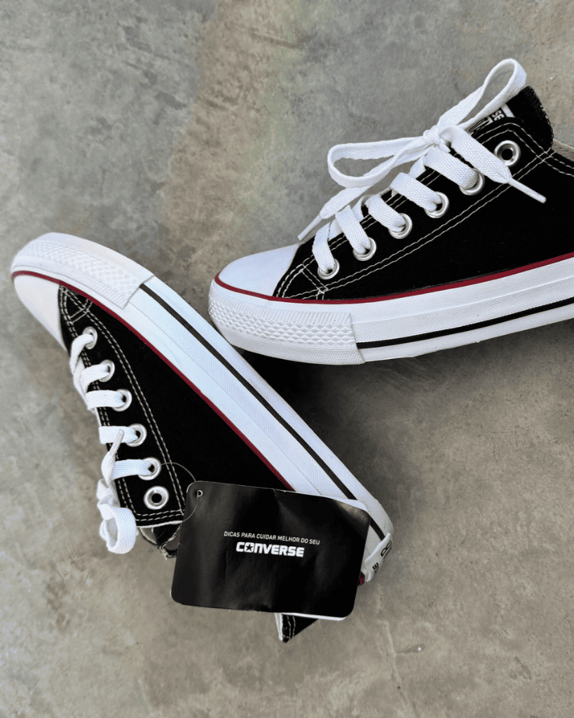 Tênis All Star preto feminino cano baixo com solado branco e detalhes retrô