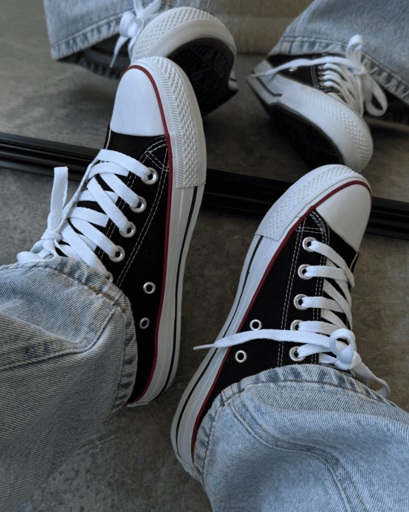 Tênis All Star preto feminino cano baixo com solado branco e detalhes retrô